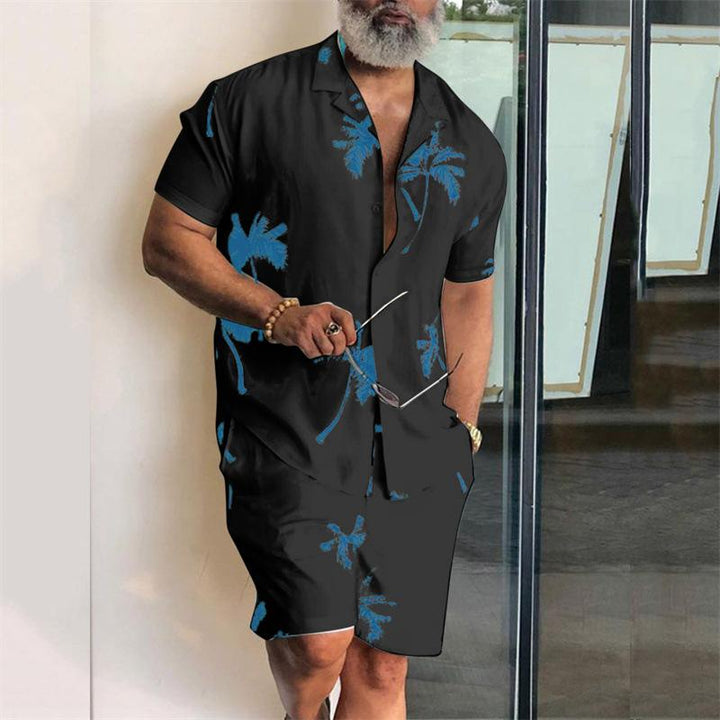 Mann in schwarzem Hawaiihemd mit blauen Palmen, Sommermode, Freizeitkleidung, Kurzarm.
