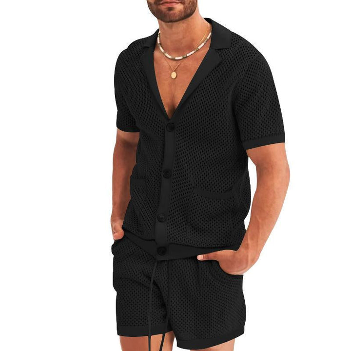 Mann in schwarzem Netz-Shorts-Set, lässige Sommermode, Herrenbekleidung, Freizeitlook.