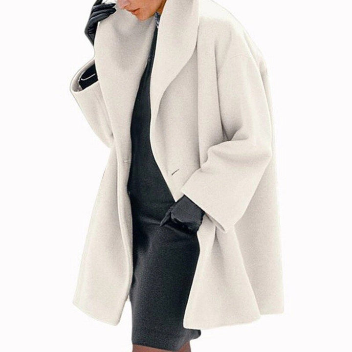 Damen Wollmantel mit breitem Kragen, beige, elegant, Wintermode, stilvoller Mantel.