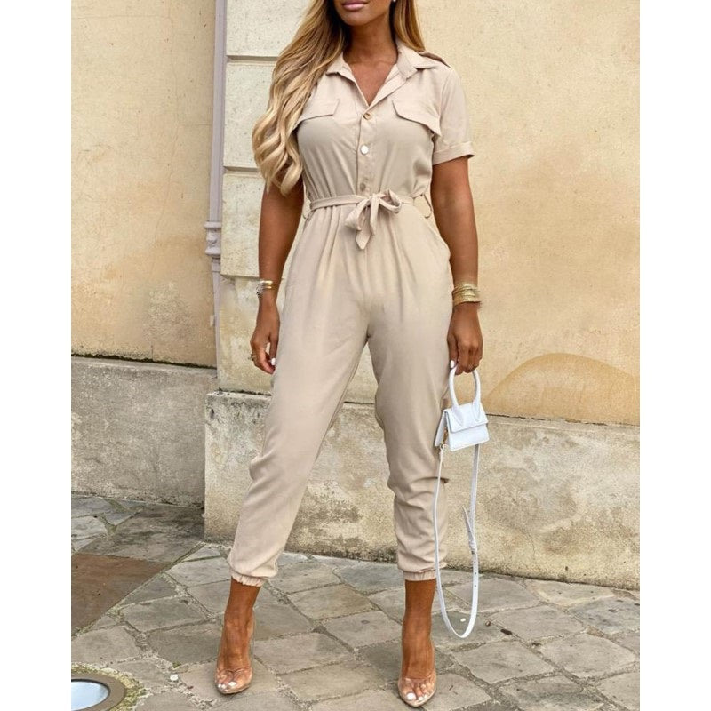 Beiger Jumpsuit mit Gürtel und kurzen Ärmeln, Damenmode, eleganter Einteiler, Sommeroutfit.