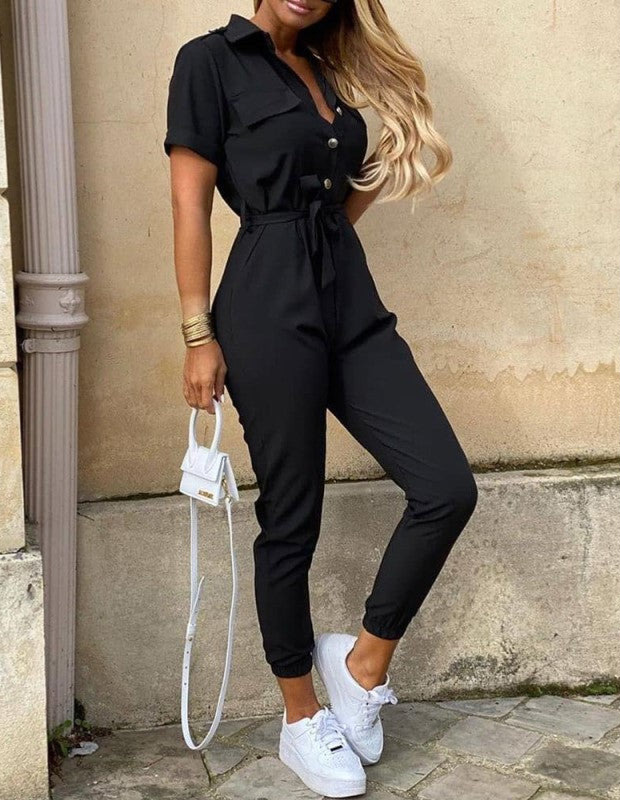 Schwarzer Jumpsuit mit Gürtel und kurzen Ärmeln, Damenmode, eleganter Einteiler, Freizeitlook.