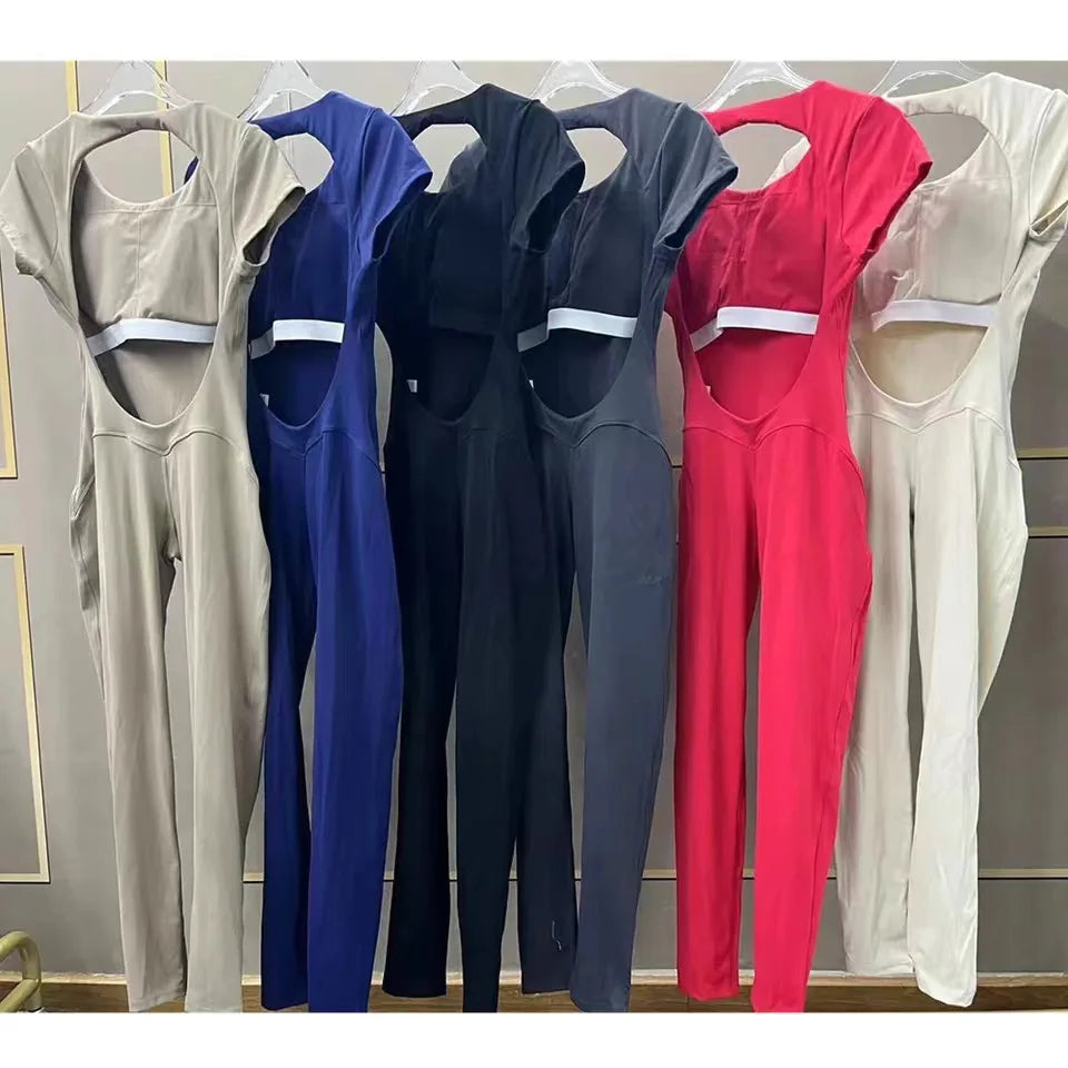 Sechs Damen-Jumpsuits in Beige, Blau, Schwarz, Grau, Rot, Creme auf Kleiderbügeln.