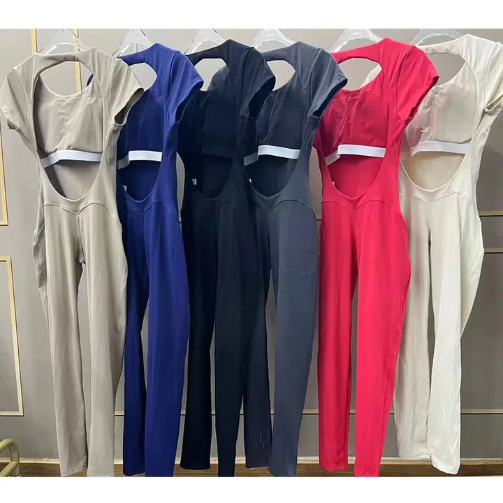 Sechs Damen-Jumpsuits in Beige, Blau, Schwarz, Grau, Rot, Creme auf Kleiderbügeln.