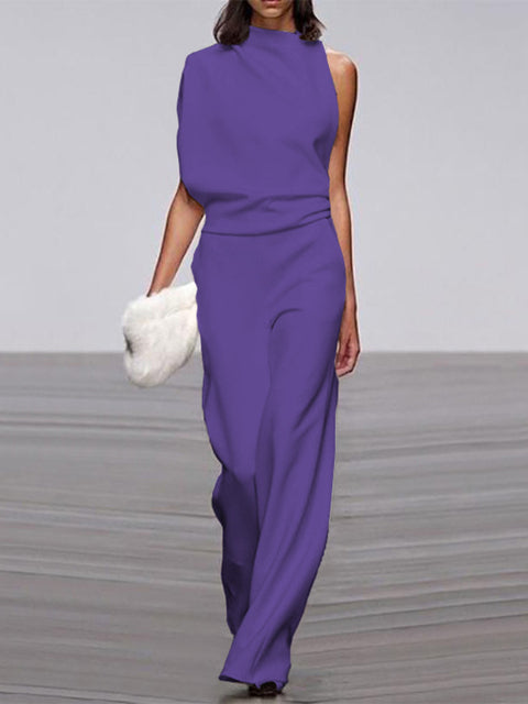 Frau in lila ärmellosem Jumpsuit, elegantes Design, Sommermode, Büro-Look.