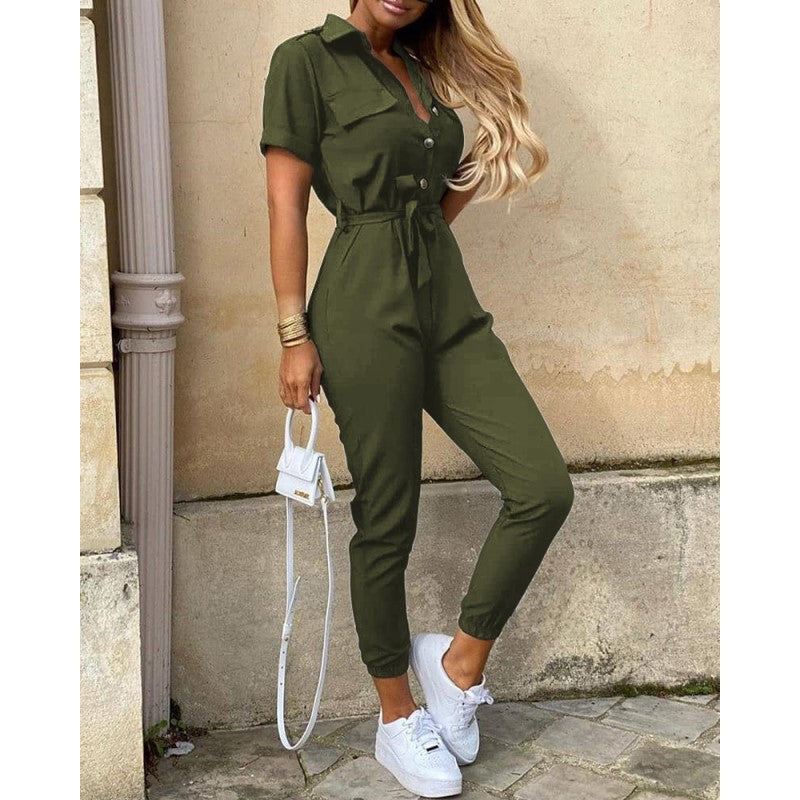 Damen Jumpsuit olivgrün, kurze Ärmel, Gürtel, Freizeitmode, Sommeroutfit, elegant.