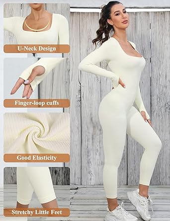 Frau in cremefarbenem Langarm-Jumpsuit, U-Ausschnitt, Finger-Schlaufen, elastisch, Shapewear.