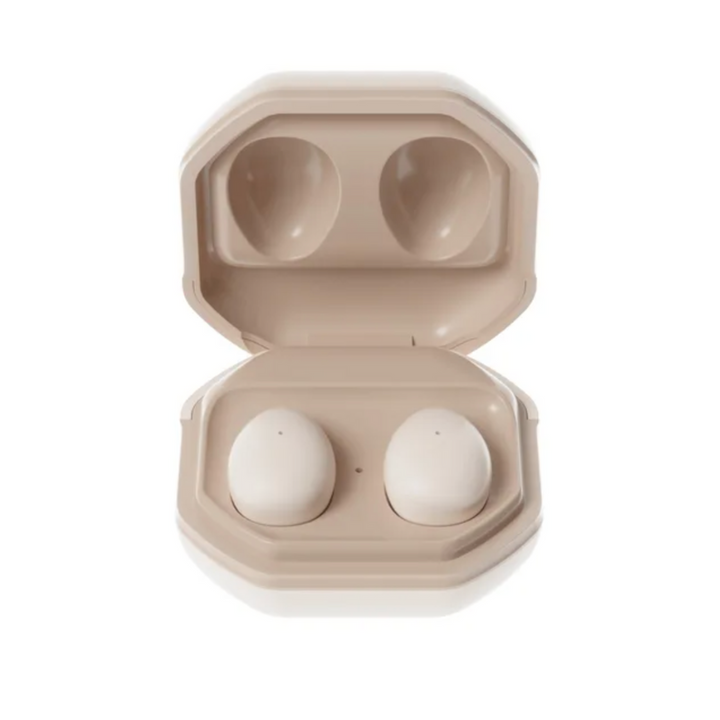 Beige kabellose Ohrhörer in Ladeetui, Bluetooth, kompakt, modernes Design.