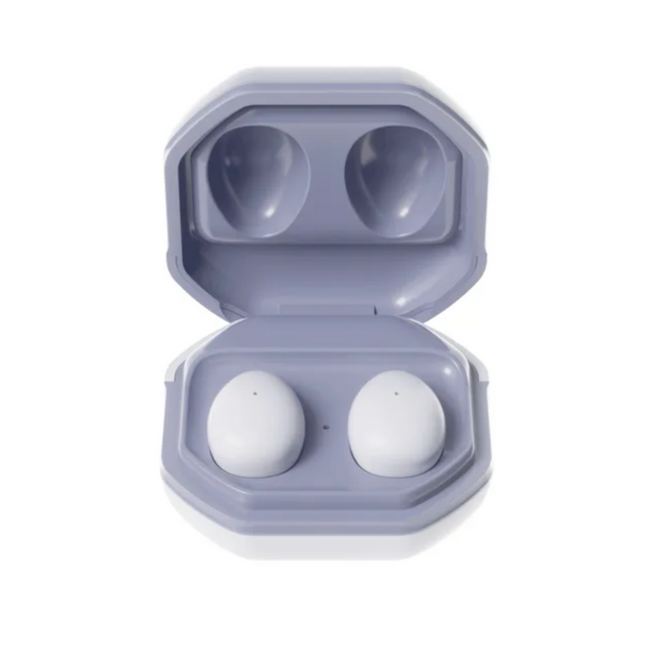 Weiße kabellose Ohrhörer in lila Ladeetui, Bluetooth, kompakt, modern.