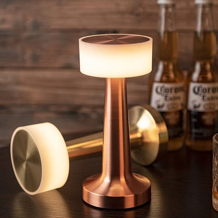 Kabellose Tischlampe aus Kupfer, modernes Design, LED-Beleuchtung, ideal für Wohnzimmer.