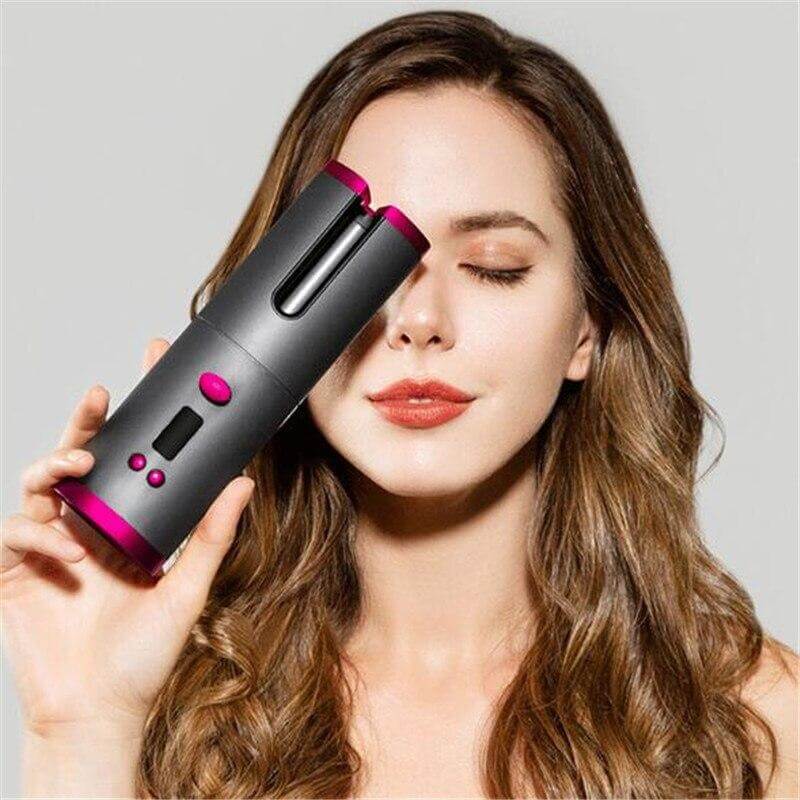 Frau mit kabellosem automatischem Lockenstab, schwarz-pink, Haarstyling-Gerät.