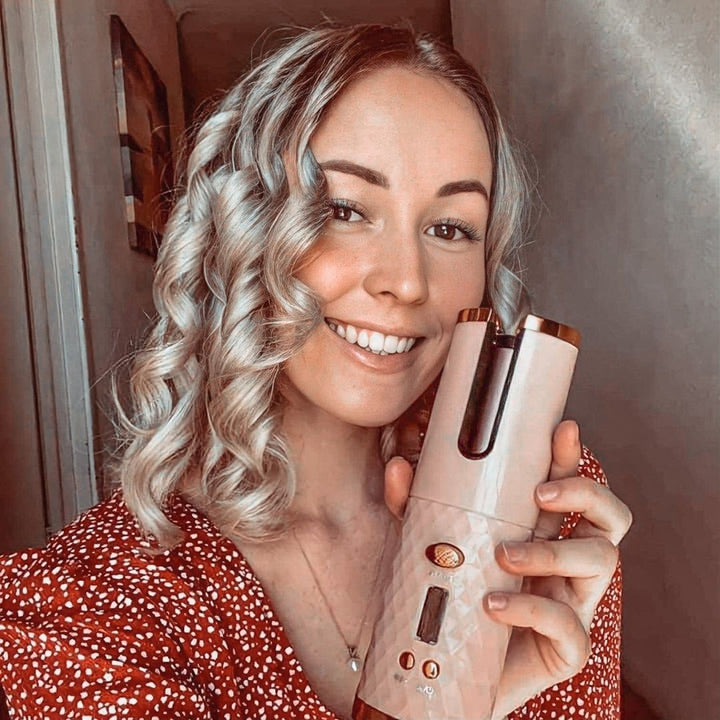 Frau mit kabellosem Lockenstab, rosa, automatische Haarstyler, lockiges Haar, tragbar.
