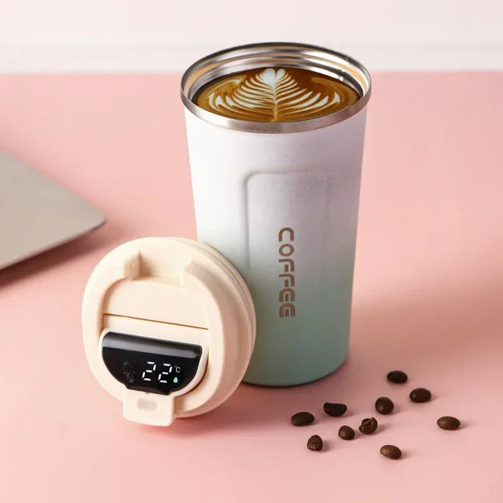 Thermobecher mit Temperaturanzeige, weiß, Kaffee, Edelstahl, isoliert, Deckel, Bohnen, modern.