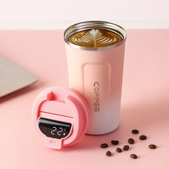Rosa Thermobecher mit Temperaturanzeige, Edelstahl, Kaffee, Latte Art, isoliert, modern.