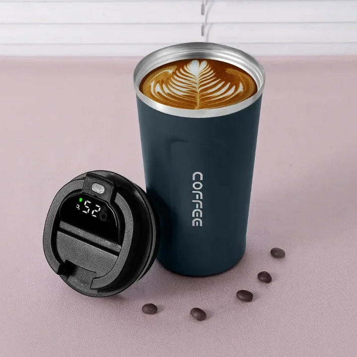 Dunkelgrüner Thermobecher mit Latte Art, abnehmbarer Deckel, Kaffeebohnen, isoliert, Edelstahl.