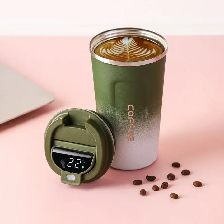 Grüner Thermobecher mit Temperaturanzeige, Latte Art Kaffee, Edelstahl, isoliert, modern.