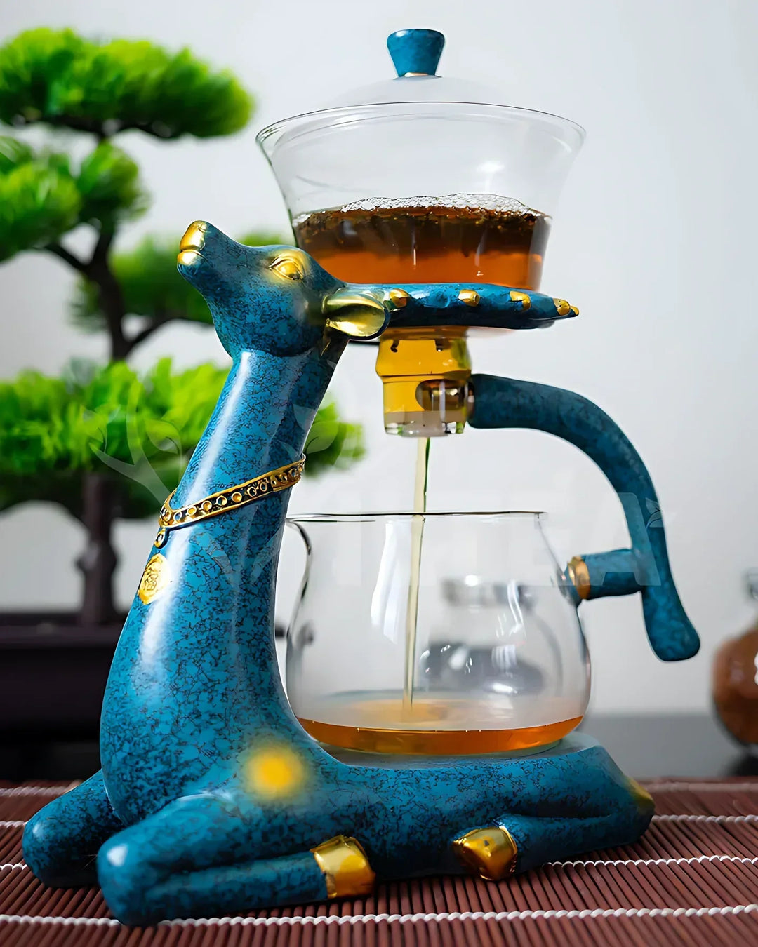 Blauer Hirsch-Teebereiter aus Keramik, Glas, goldene Details, modernes Design, Wohnzimmer-Dekor.