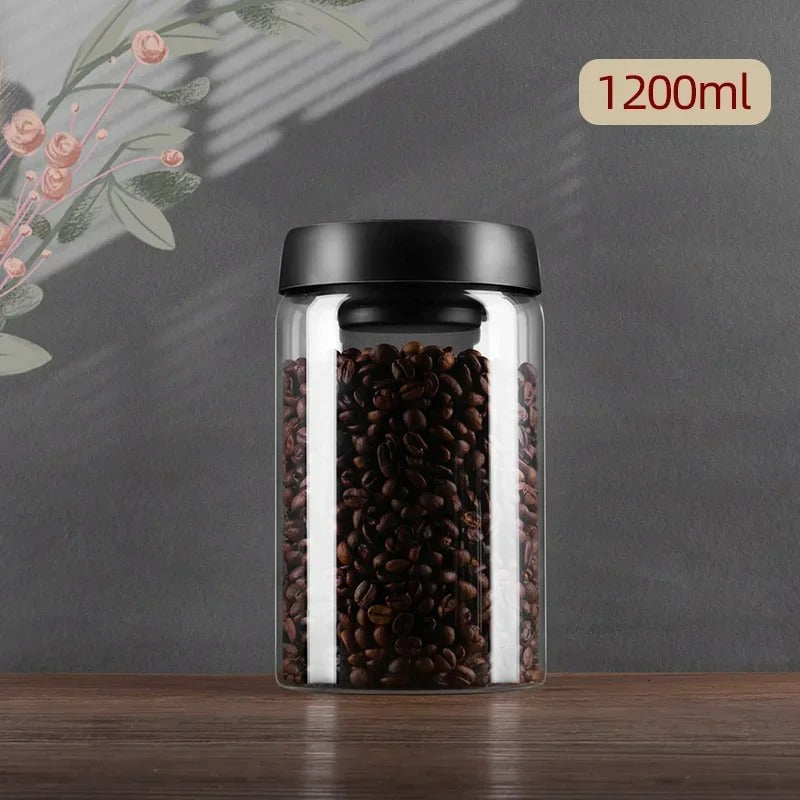 Kaffeebohnen in Glasbehälter mit schwarzem Deckel, 1200ml, auf Holzoberfläche.