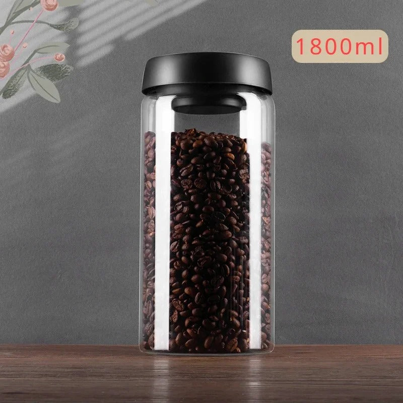 Kaffeebohnen in 1800ml Glasbehälter mit schwarzem Deckel auf Holzoberfläche.