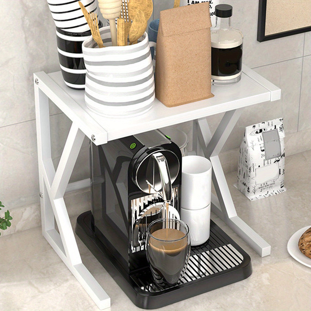 Kaffeemaschine mit Tassen und Zubehör auf weißem Regal, moderne Kücheneinrichtung.