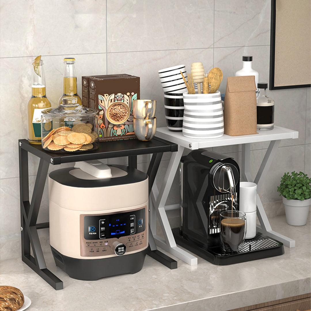 Küchenregal mit Kaffeemaschine, Geschirr und Multikocher, modern, platzsparend, schwarz-weiß.