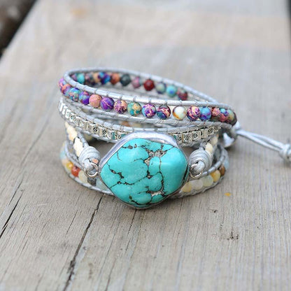 Handgemachtes Boho-Wickelarmband mit türkisfarbenem Kaiser-Jaspis und bunten Perlen.