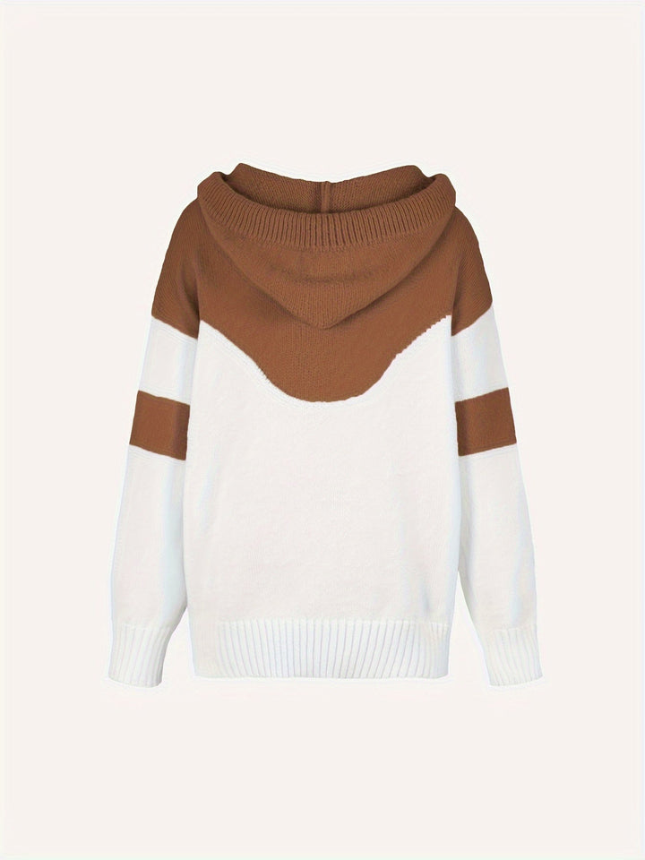 Brauner und weißer Kapuzenpullover, Damenmode, Strick, lässig, Herbst-Winter, stilvoll.