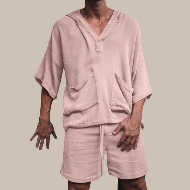 Mann in beige Kapuzen-Shorts-Set aus Baumwolle, lässige Sommermode.