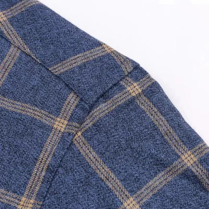 Blaues kariertes Hemd aus Baumwolle, Nahaufnahme, modisches Design, Herrenbekleidung.