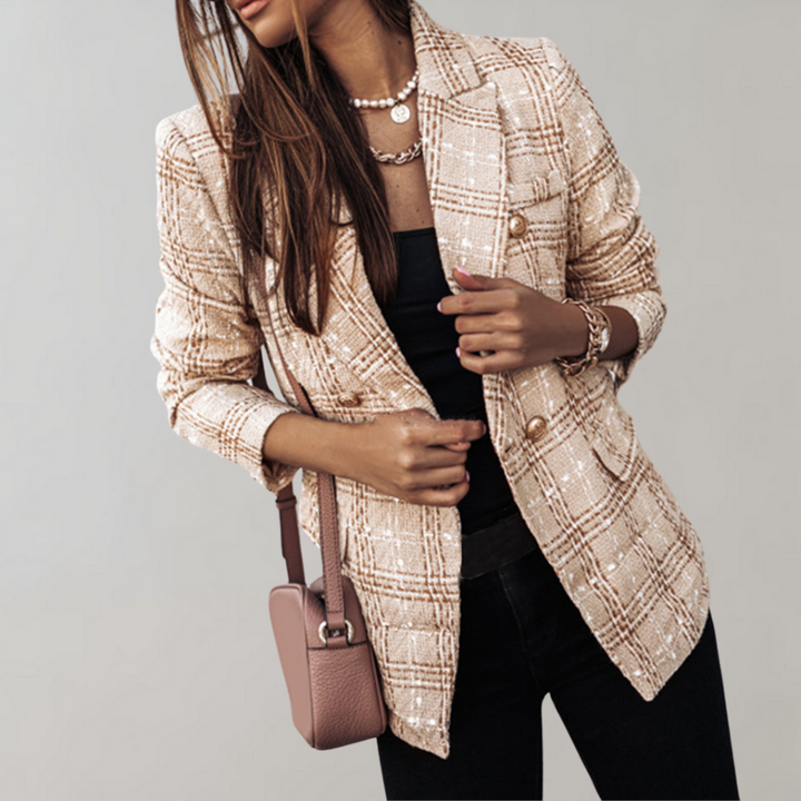Frau in kariertem Blazer, khaki, mit Umhängetasche, modisch, elegant, Damenmode.