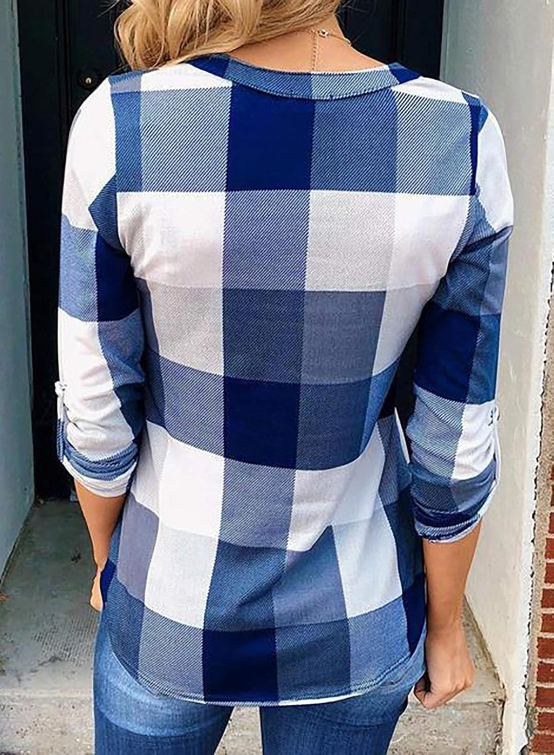 Frau in blau-weiß kariertem Hemd, Rückansicht, lässige Mode, Langarm, Baumwolle.