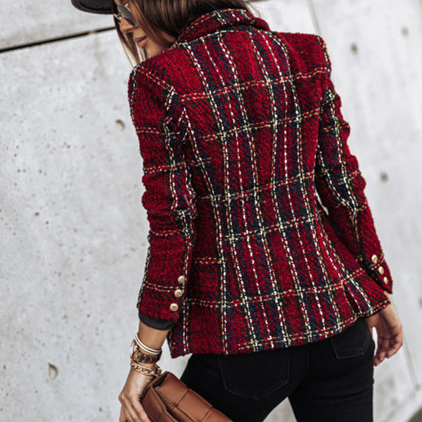 Frau in rotem kariertem Blazer, schwarze Jeans, braune Tasche, modisch, elegant, Herbstmode.