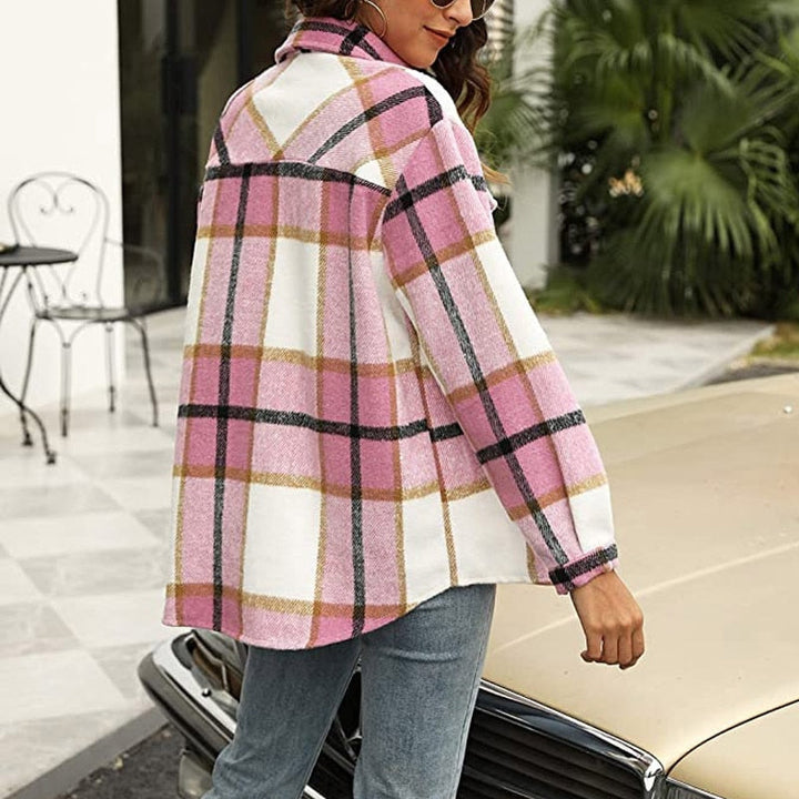 Frau in rosa kariertem Hemd, lässiger Stil, Herbstmode, draußen, neben Auto.