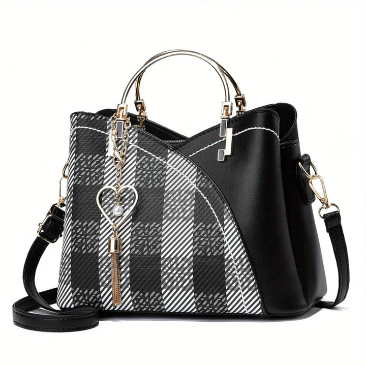 Schwarz-weiß karierte Handtasche mit Herzanhänger, Leder, Damenmode, elegant, modern.