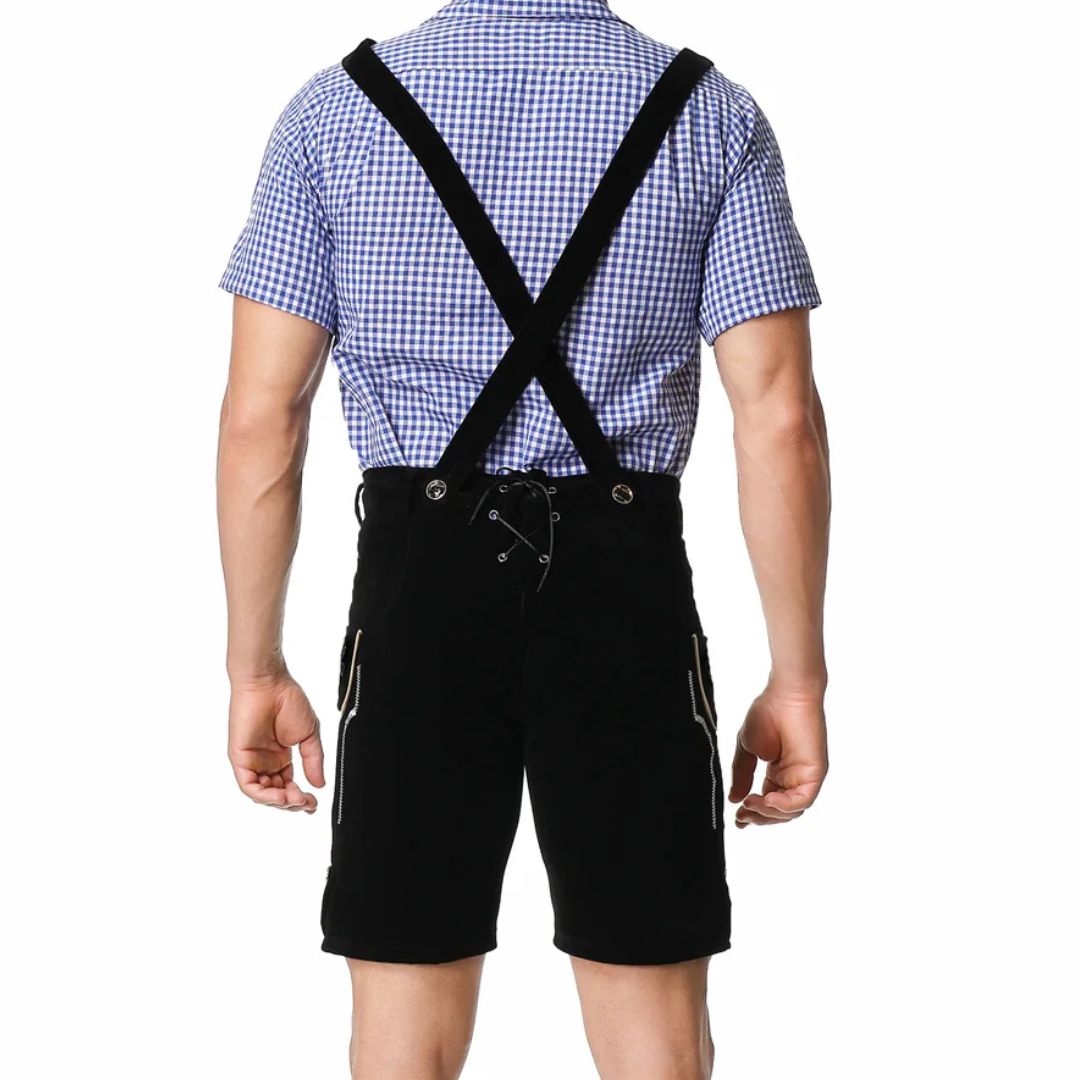 Mann in blauer Karohemd und schwarzer Lederhose mit Hosenträgern, Rückansicht.