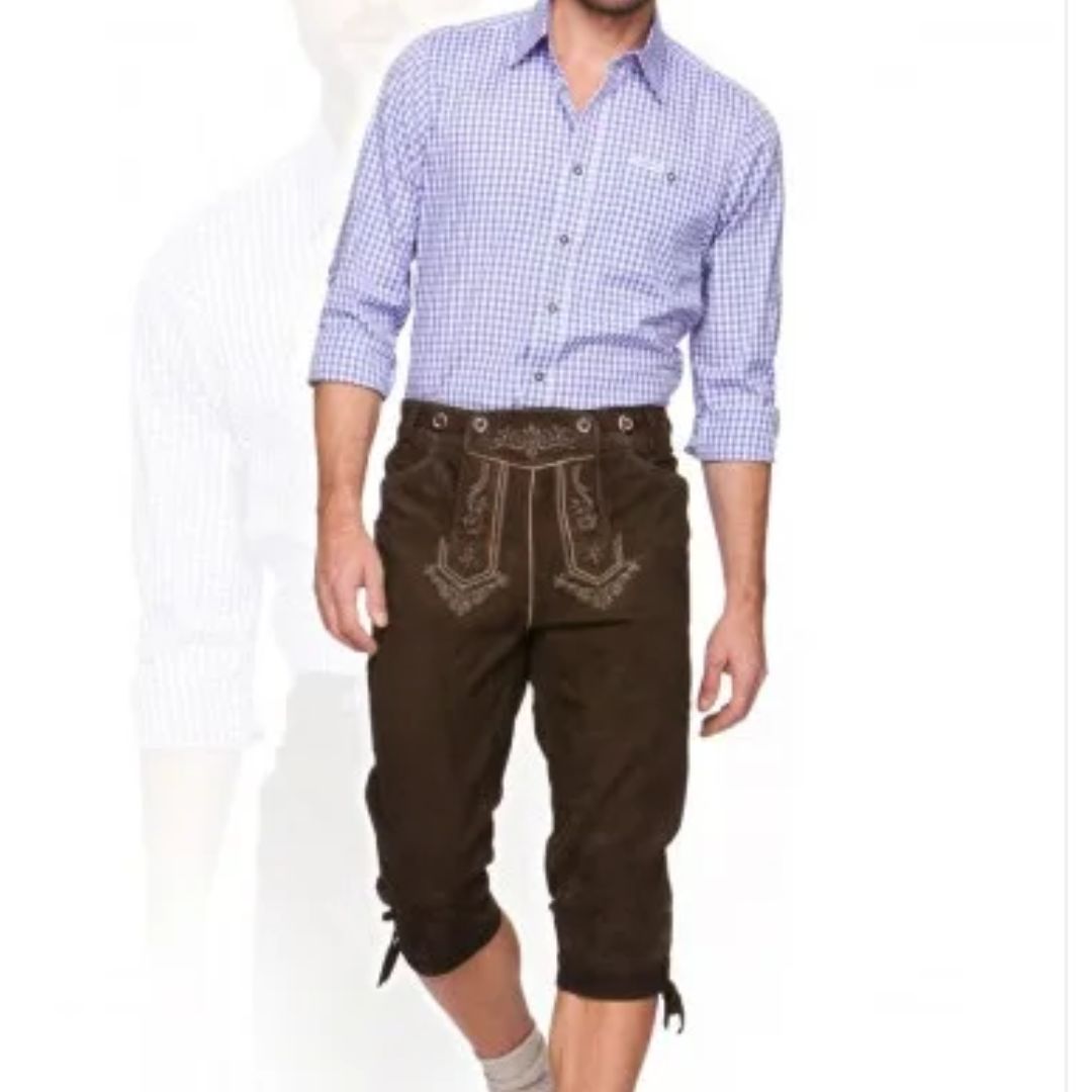 Mann in kariertem Hemd und brauner Lederhose, traditionelles bayerisches Trachtenoutfit.