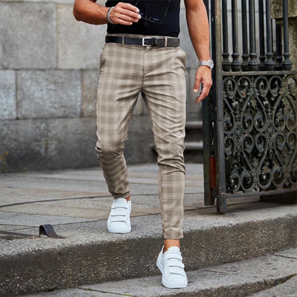 Herren Chinohose kariert beige, Slim Fit, modisch, Freizeit, mit Gürtel, Sneakers, urbaner Stil.