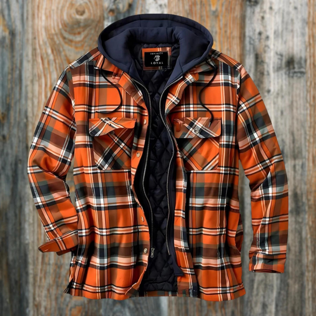 Orange-schwarz karierte Herrenjacke mit Kapuze, Holzoptik-Hintergrund, modisch, warm.