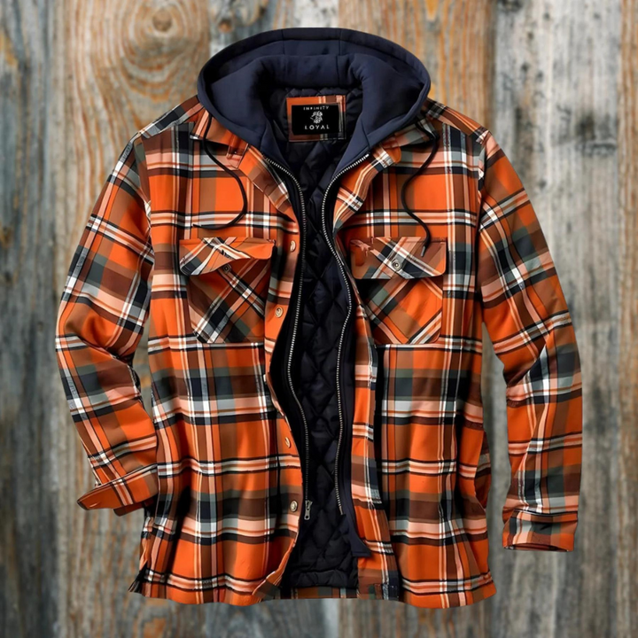 Orange-schwarz karierte Herrenjacke mit Kapuze, Holzoptik-Hintergrund, modisch, warm.