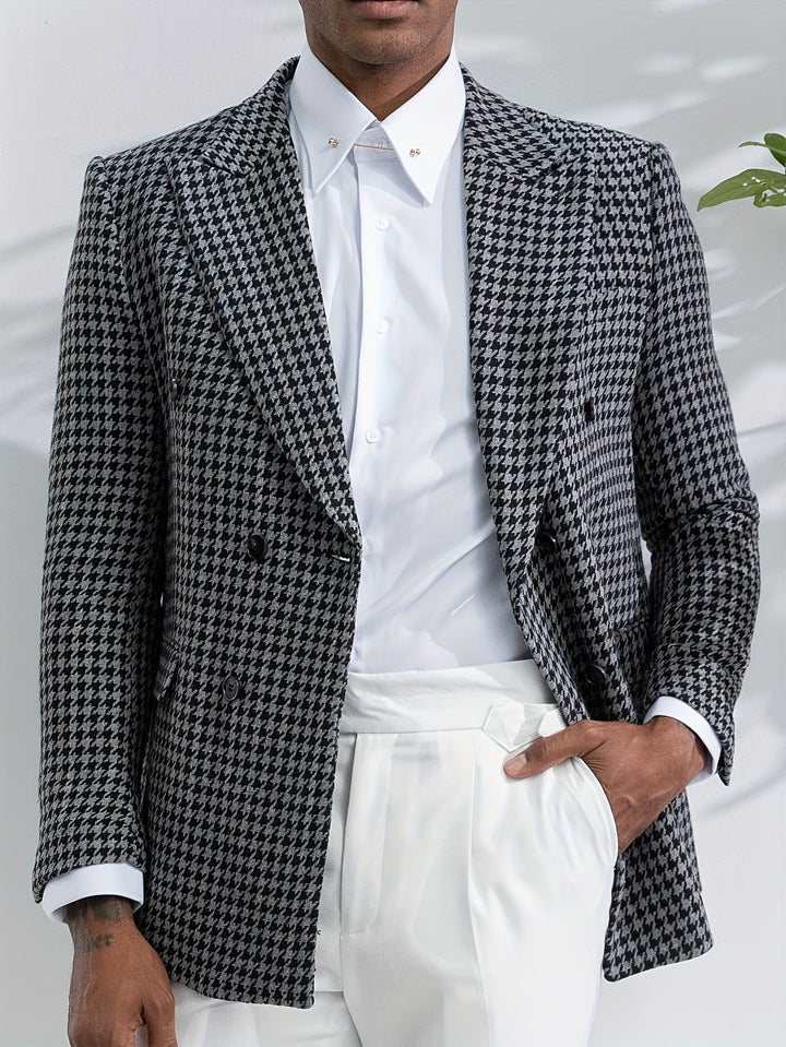 Mann im schwarz-weiß karierten Blazer, weißes Hemd, weiße Hose, stilvolle Herrenmode.