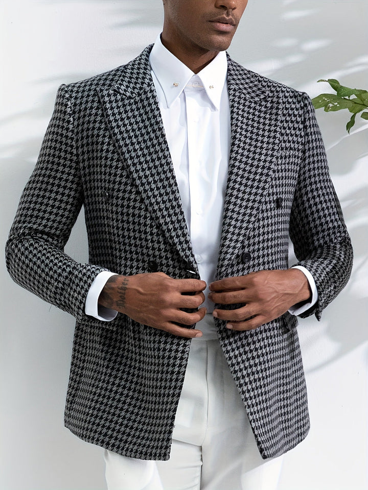 Mann im eleganten Hahnentritt-Sakko, schwarz-weiß, mit weißem Hemd, stilvolle Herrenmode.