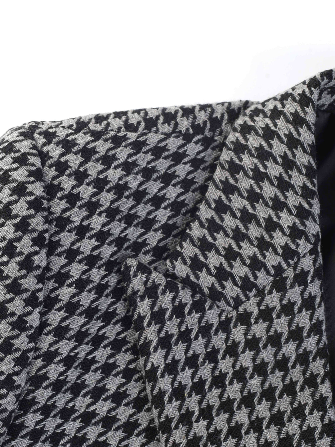Schwarz-weißer Hahnentritt-Blazer, Herrenmode, elegantes Design, Nahaufnahme, Stoffmuster.