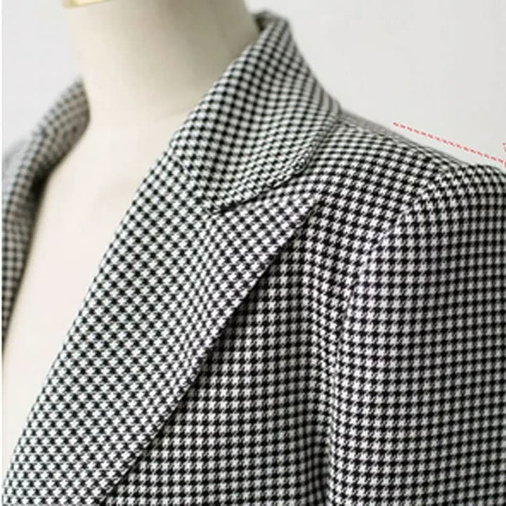 Schwarz-weiß karierter Blazer, Damenmode, eleganter Hahnentritt-Stoff, klassischer Stil.