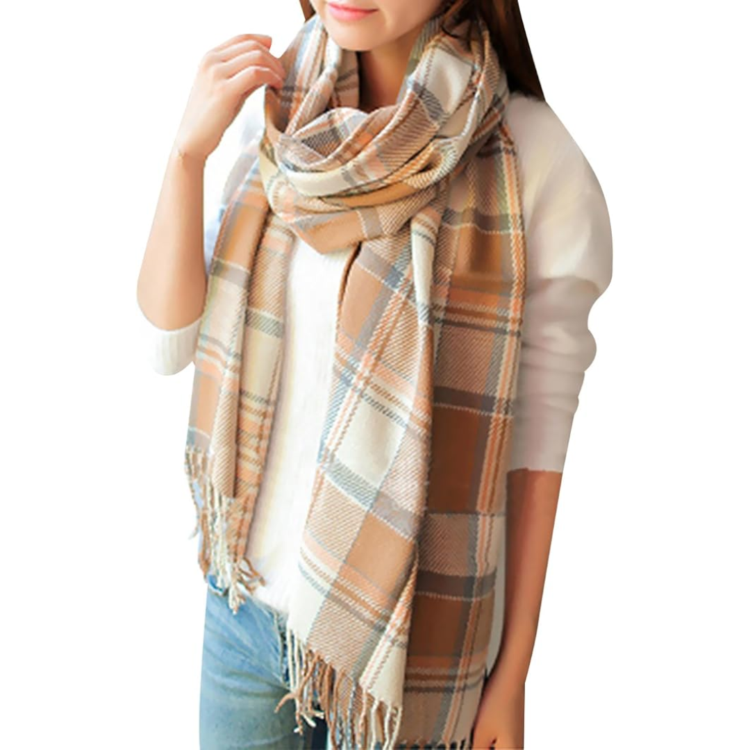 Frau mit kariertem Schal in Beige und Weiß, Herbstmode, weicher Stoff, stilvolles Accessoire.
