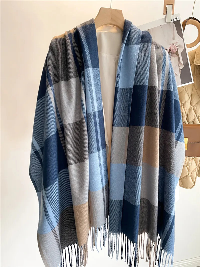 Kariertes Wollschal in Blau und Beige, weiches Material, modisches Accessoire für Damen.