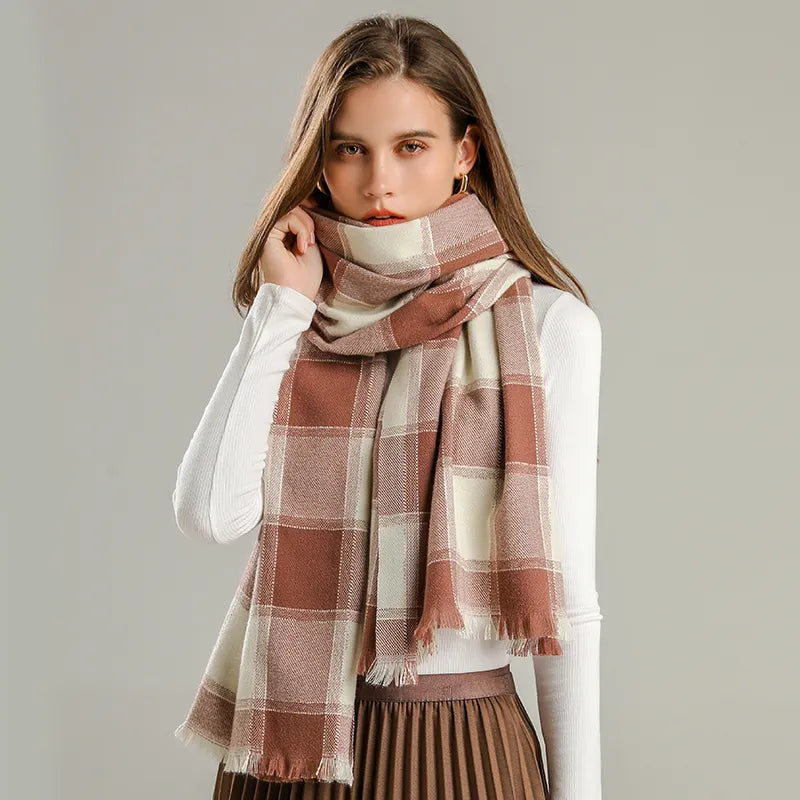Frau mit kariertem Schal in Rosa und Weiß, Wintermode, Damenaccessoire, stilvoller Look.