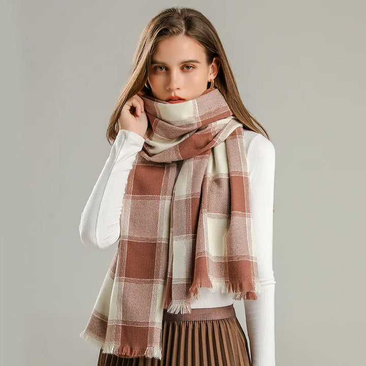 Frau mit kariertem Schal in Rosa und Weiß, Wintermode, Damenaccessoire, stilvoller Look.