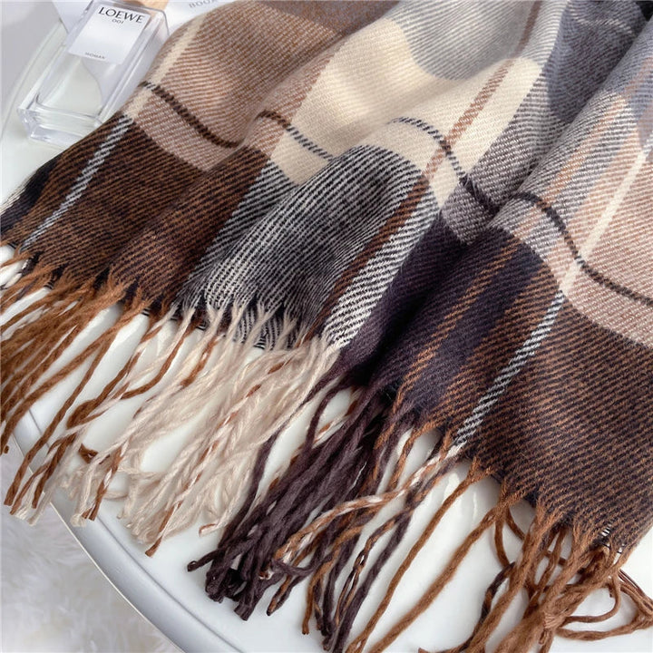 Kariertes Wollschal in Braun und Beige mit Fransen, weiches Material, modisches Accessoire.