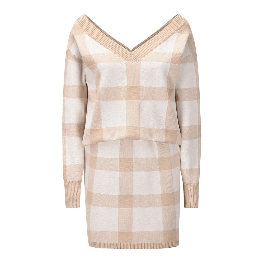 Beige-weiß kariertes Strickkleid, V-Ausschnitt, langärmelig, Damenmode, Herbst-Winter-Trend.