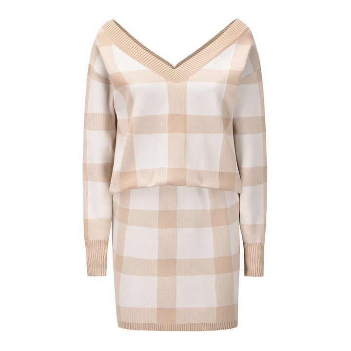 Beige-weiß kariertes Strickkleid, V-Ausschnitt, langärmelig, Damenmode, Herbst-Winter-Trend.