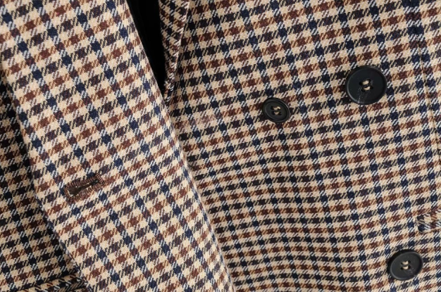Doppelreihiger Blazer, Hahnentrittmuster, braun-blau, Knöpfe, Herrenmode, elegant.